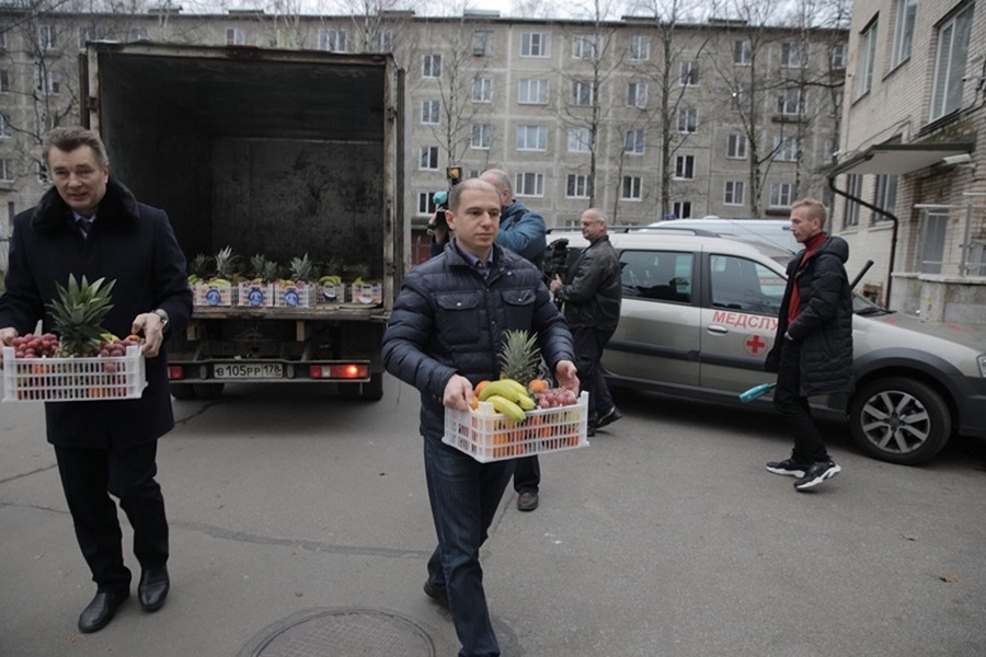 500 кг фруктовых наборов сотрудникам станций скорой помощи Невского района Санкт-Петербурга передал Михаил Романов