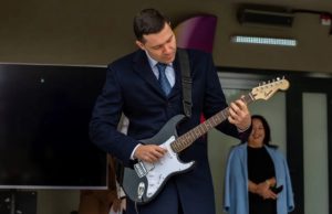 Антон Алиханов на гитаре исполнил для калининградских студентов один из рок-хитов