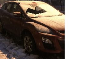 Автомобилисты Петербурга жалуются на разбитые из-за халатности коммунальщиков машины