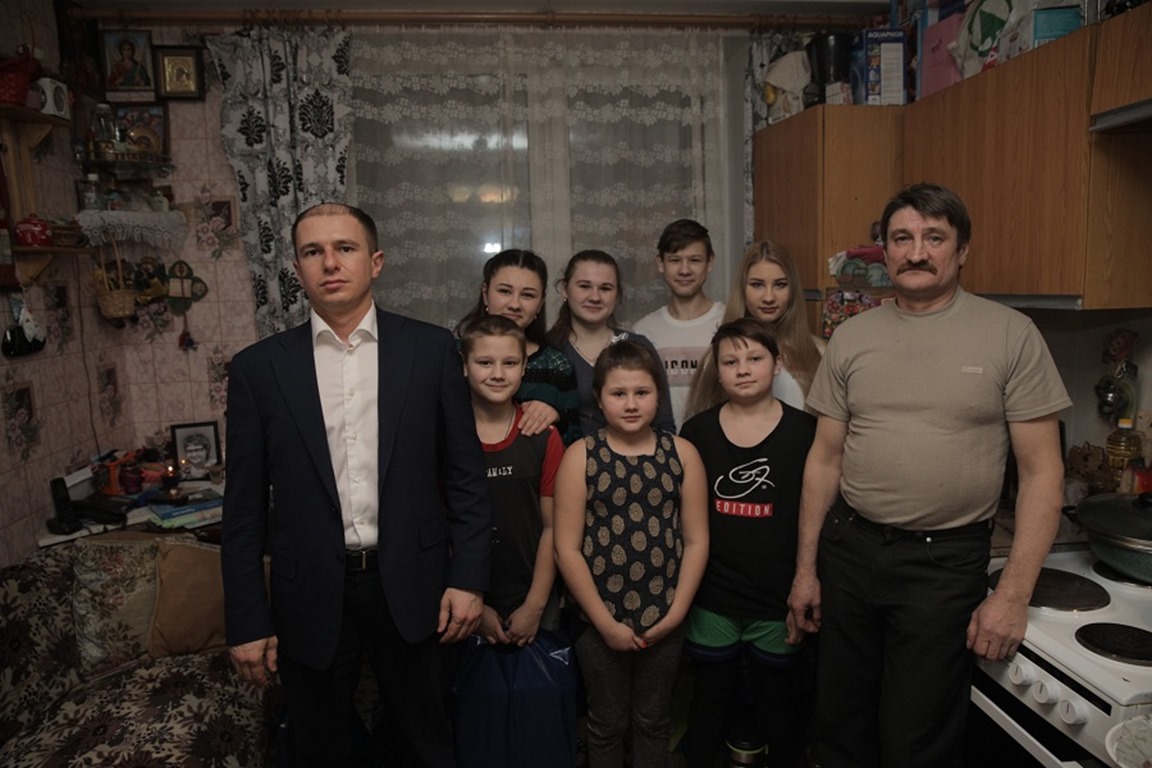 Семью погибшей от коронавируса матери 10-ти детей во Фрунзенском районе посетил Михаил Романов