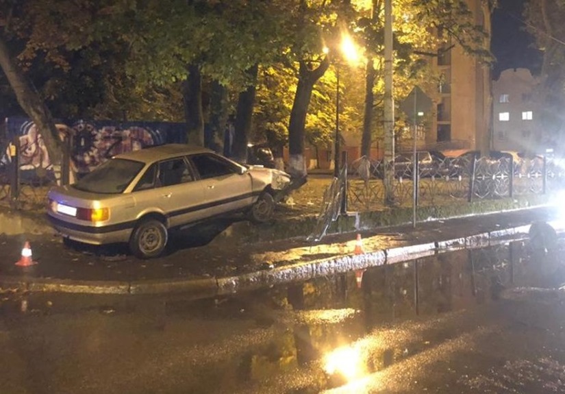 В Калининграде «Ауди» вылетел в ограждения на Киевской улице