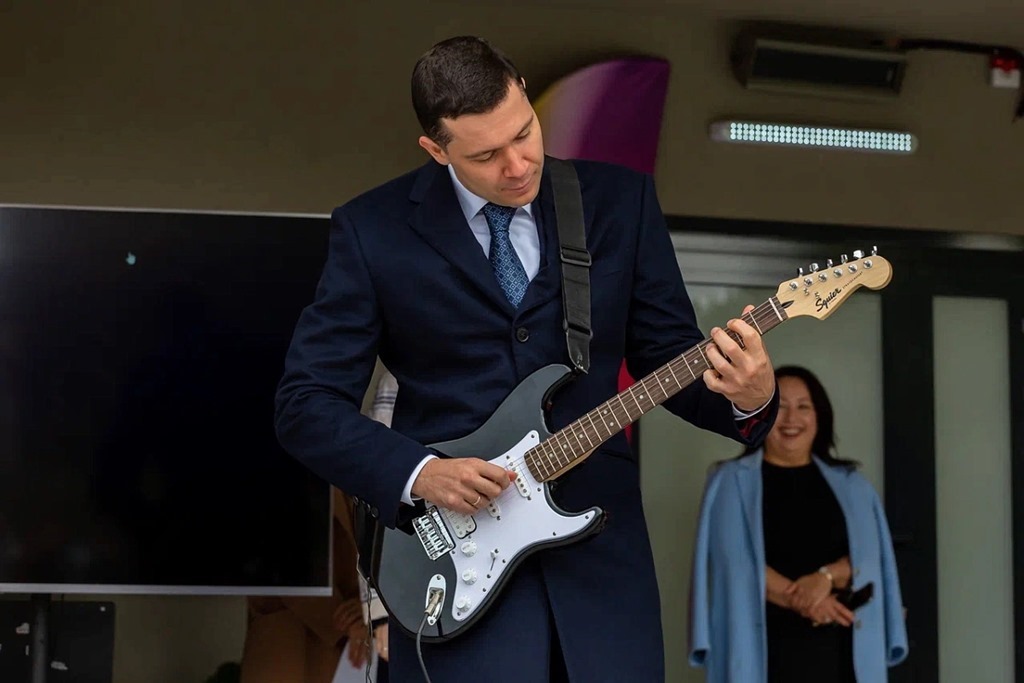 Антон Алиханов на гитаре исполнил для калининградских студентов один из рок-хитов 