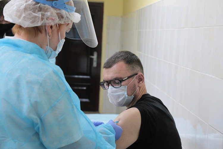 Калининградцам предложили пройти вакцинацию от коронавируса интраназальным способом