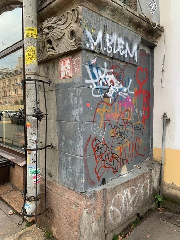Петербуржцы опасаются превращения города в гангстерский Детройт из-за граффити и старых плакатов