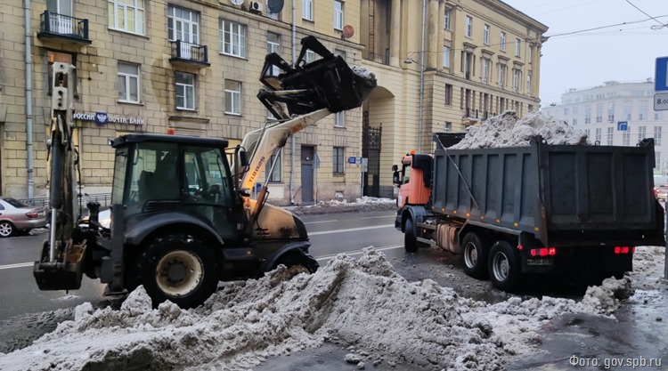 Число снегоуборочной техники останется таким же, как прошлом году. Петербург ожидает снежный коллапс?