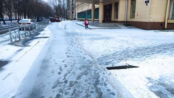 Прошедший в воскресенье снегопад опять застиг коммунальщиков Петербурга врасплох 