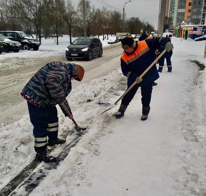 В Петербурге люди продолжают травмироваться из-за некачественной уборки улиц от снега и наледи