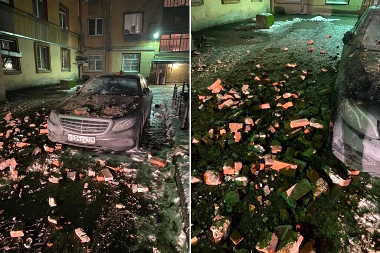 «Хорошо людей не убило»: в Петербурге произошло очередное обрушение фасада здания