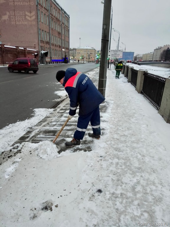 «Куда наш губернатор смотрит?»: блокадница укорила Беглова за плохую уборку города от снега