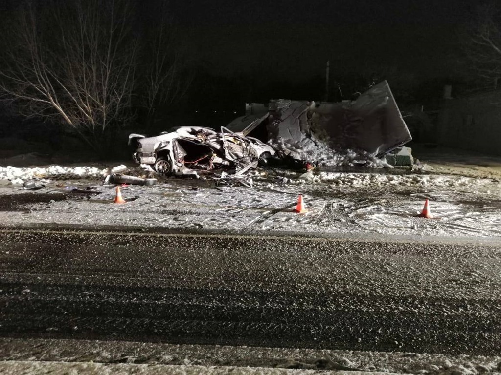 Водитель «БМВ» влетел в бетонную остановку и погиб. 18-летний пассажир чудом спасся