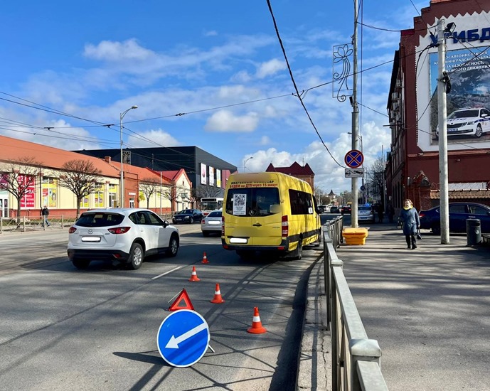 Водитель маршрутки резко затормозил у здания ГИБДД в Калининграде и допустил падение пожилой пассажирки