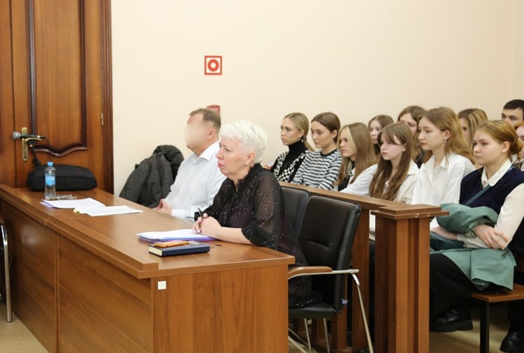 Калининградских школьников познакомили с работой Центрального районного суда