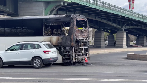 Туристический автобус сгорел в Петербурге в районе Ушаковского моста