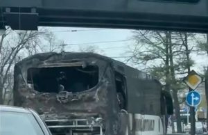 Сгоревший у Ушаковского моста автобус до сих пор стоит на трассе и мешает проезду транспорта — СМИ