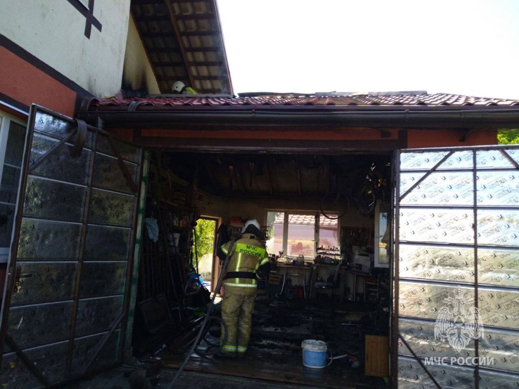 В посёлке под Калининградом пожарные справились с загоревшимся гаражом
