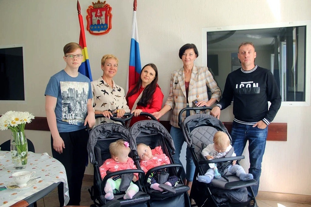 Многодетная семья из Калининграда получила подарок от министра