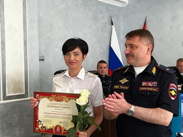 Начальник УМВД по Калининградской области поощрил отличившихся сотрудников тыловых подразделений