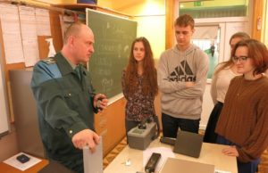 Представитель таможни провел открытый урок по "ОБЖ" для школьников Черняховска