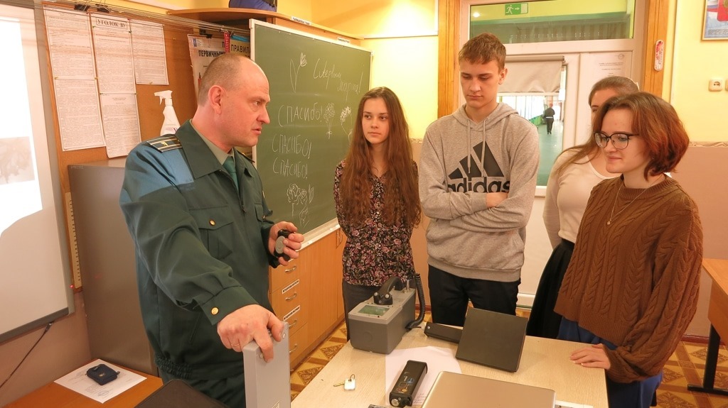 Представитель таможни провел открытый урок по "ОБЖ" для школьников Черняховска