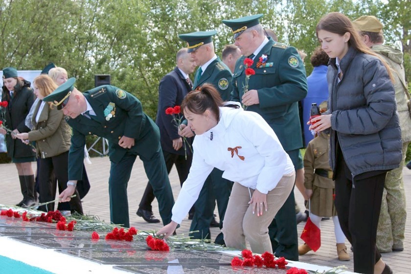 Калининградские таможенники возложили к мемориалам цветы