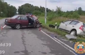 Водитель и пассажир «Рено» получили травмы при столкновении с «Фольксвагеном»