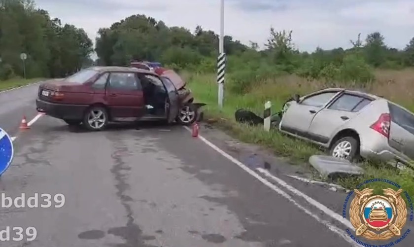 Водитель и пассажир «Рено» получили травмы при столкновении с «Фольксвагеном»