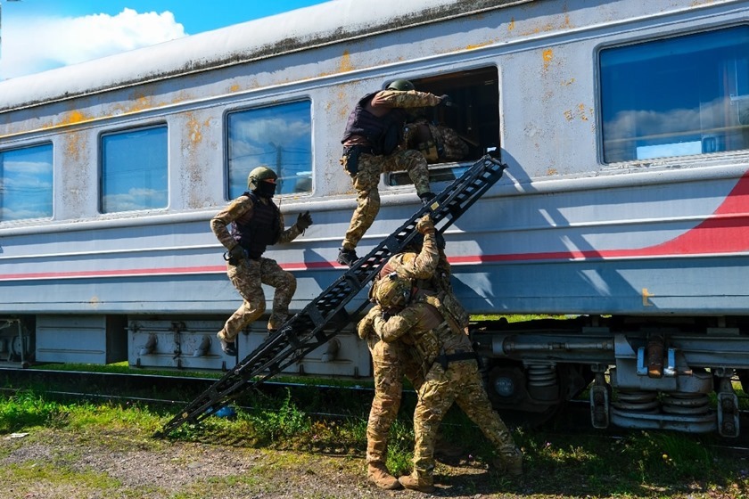 СОБР Росгвардии провёл тактико-специальное занятие на железной дороге