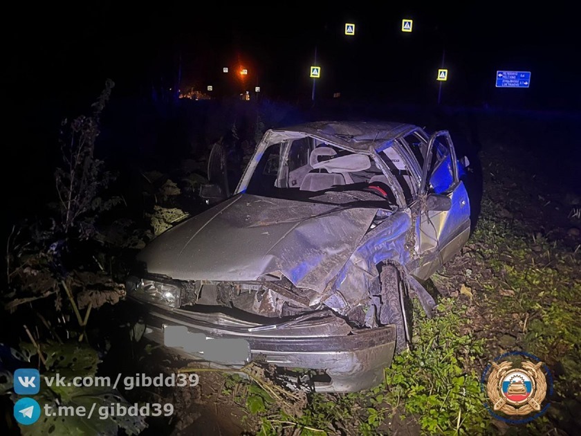 Водитель и пассажир «Мазды» попали в больницу после съезда в кювет