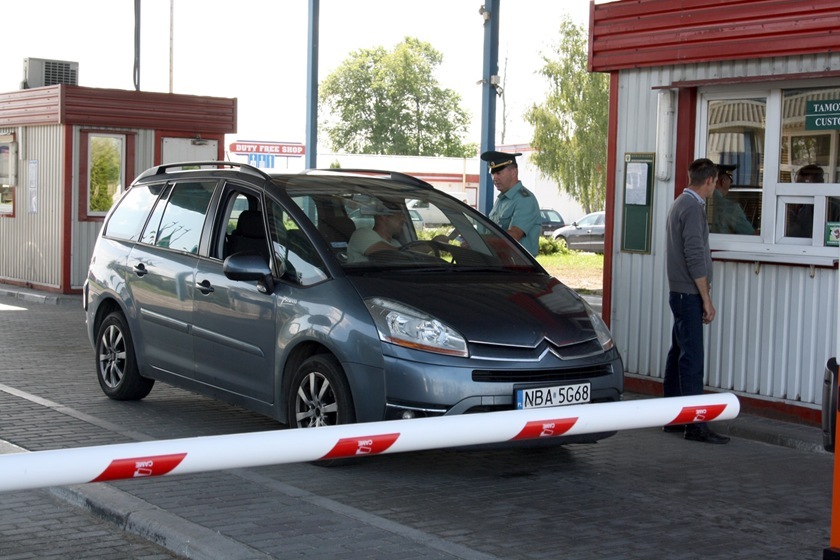 В Калининградскую область продолжается поток легковушек из Европы