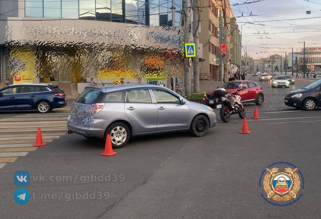 ДТП в Калининграде: автомобиль столкнулся с мотоциклом на Ленинском проспекте
