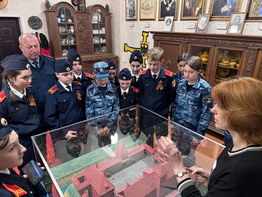 УФСИН организовало познавательную экскурсию для кадетов в замок «Вальдау»