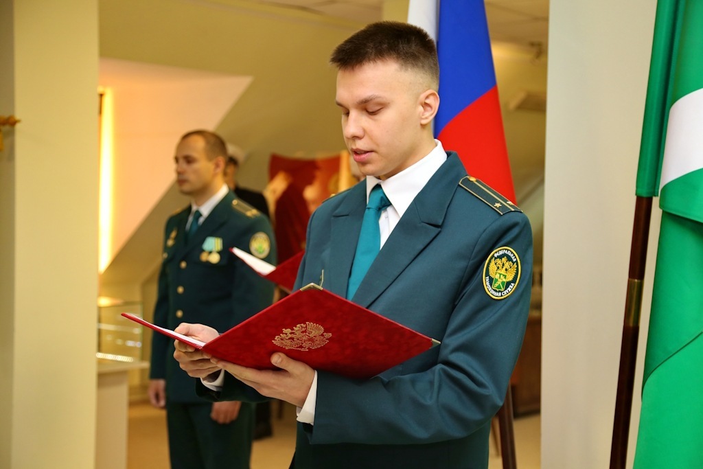 12 новых таможенников приняли присягу в Калининграде