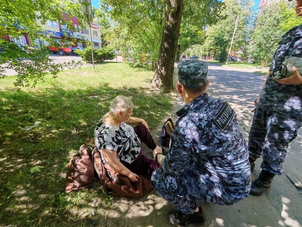 Военнослужащие Росгвардии спасли жительницу Калининграда от солнечного удара