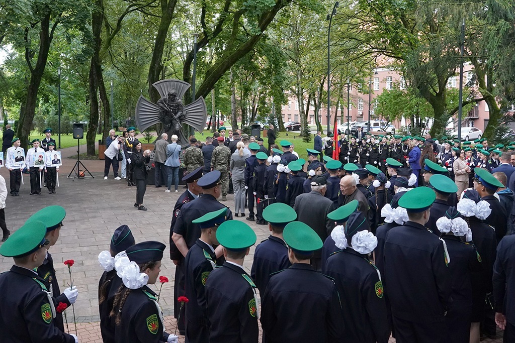 «Мы помним вас»: в Калининграде почтили память спецназовцев и жертв терактов