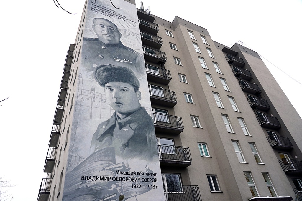 В Калининграде открыли мурал в честь героев-отца и сына