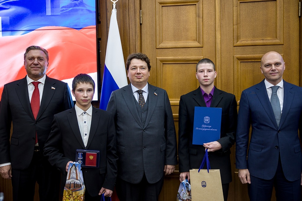 Калининградские школьники получили награды за мужество