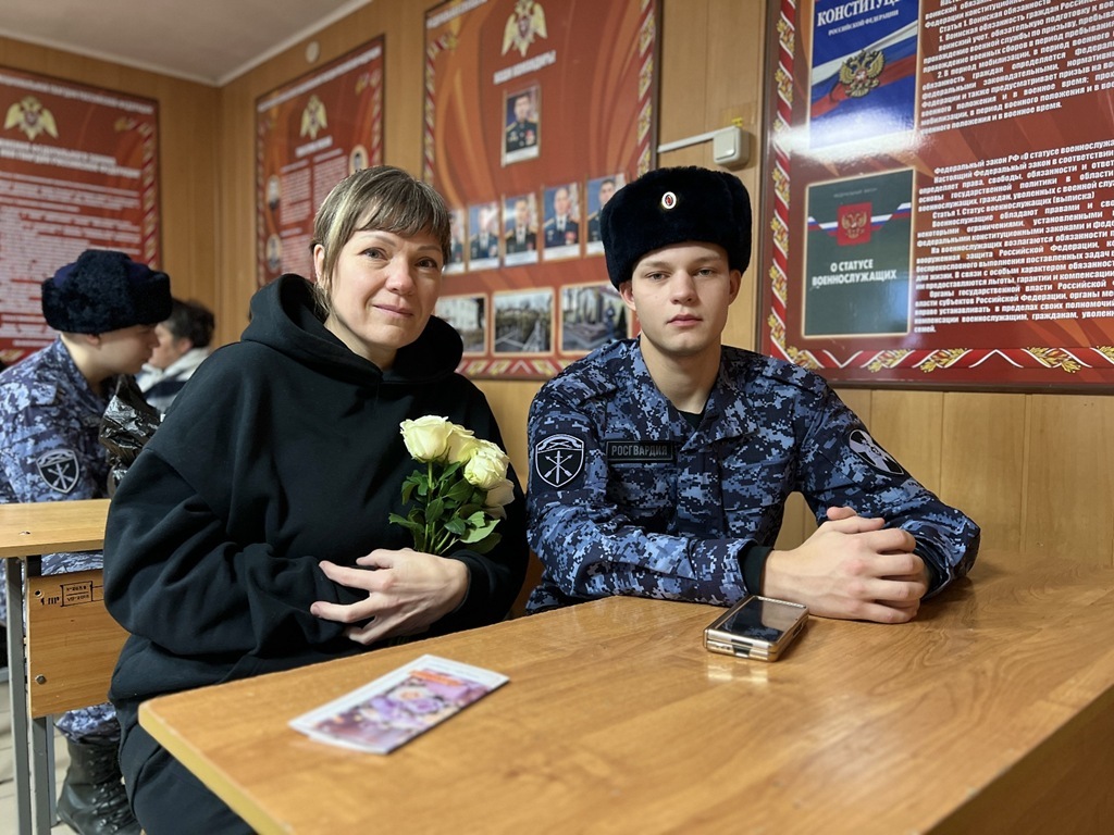 Калининградские росгвардейцы поздравили мам с праздником