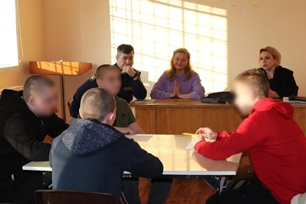 В колонии для несовершеннолетних прошло арт-занятие с психологом