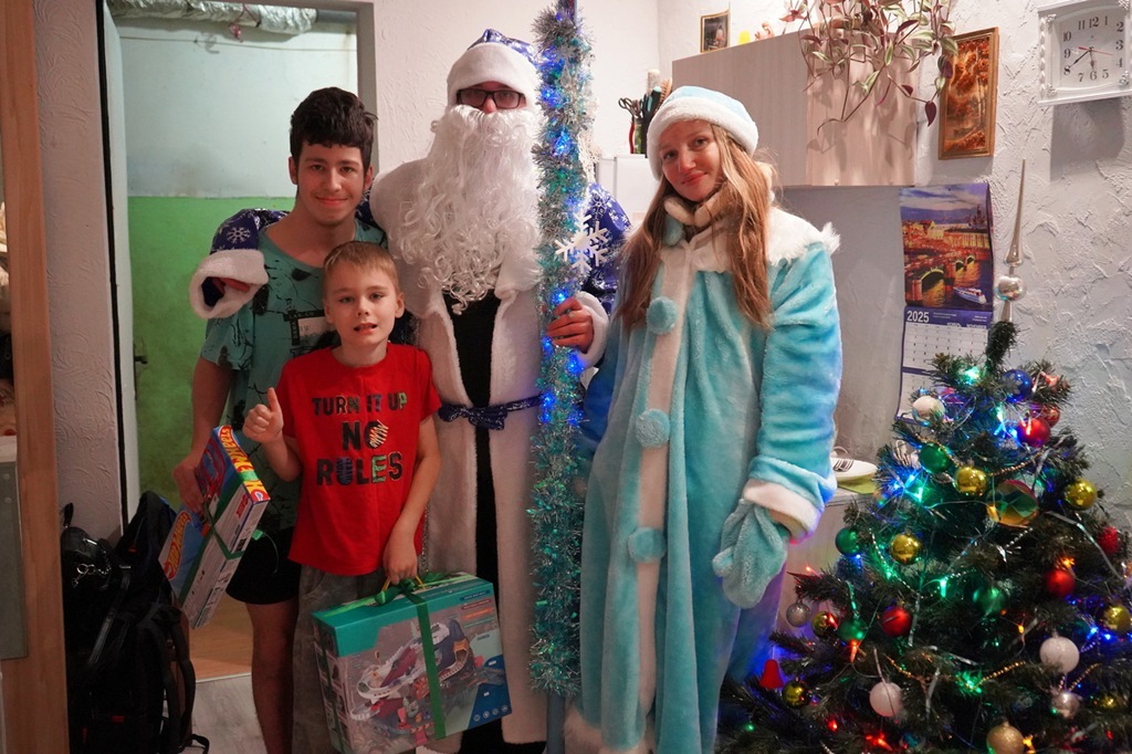 Калининградские приставы исполнили желания двух братьев с особенностями здоровья