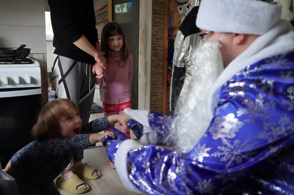 Калининградские судебные приставы исполнили желания девочек из многодетных семей