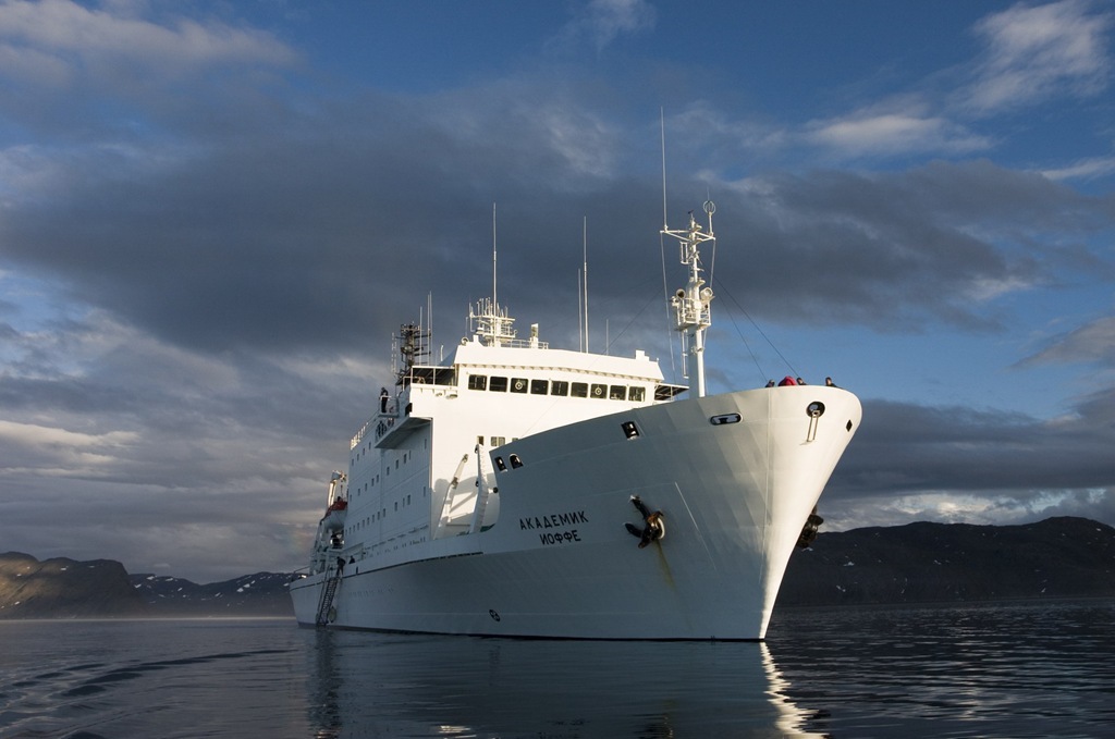 «Академик Иоффе» отправился в двухмесячную экспедицию