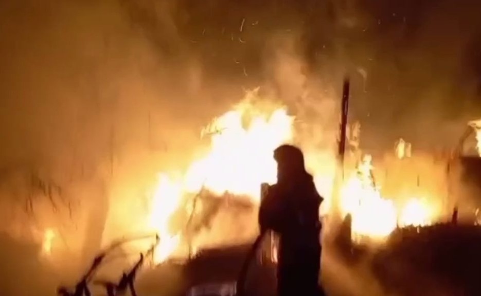 Крупный пожар с газовыми баллонами ликвидирован близ Озёрска