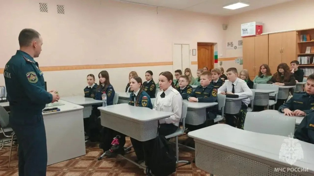 Балтийские кадеты промаршировали с песней и примерили профессию спасателя